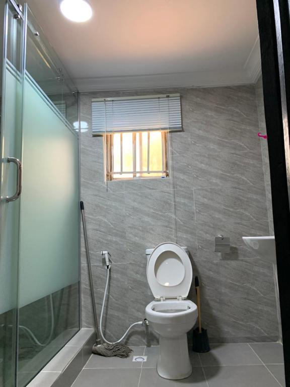 Koupelna v ubytování Charming & Cozy 1-BDR Apt - Mini Flat - 247 Power, Kitchen, Wi-Fi, DSTV, Netflix, 5 mins from the Airports
