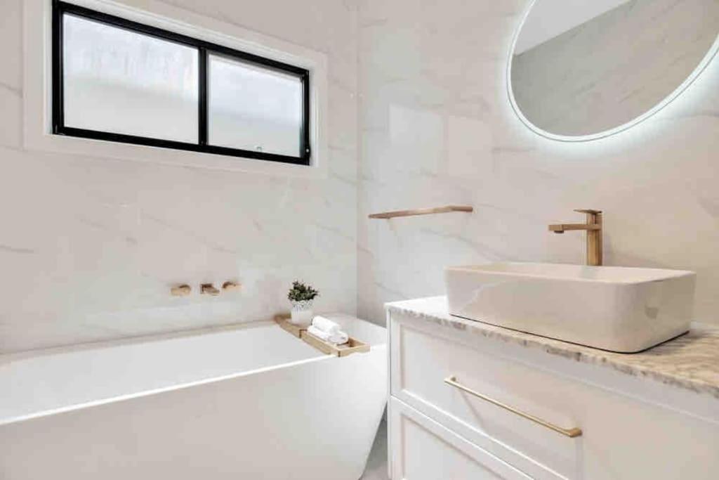 Spacious modern 3 bdr home minutes from beach - Maison De Trois Chambres