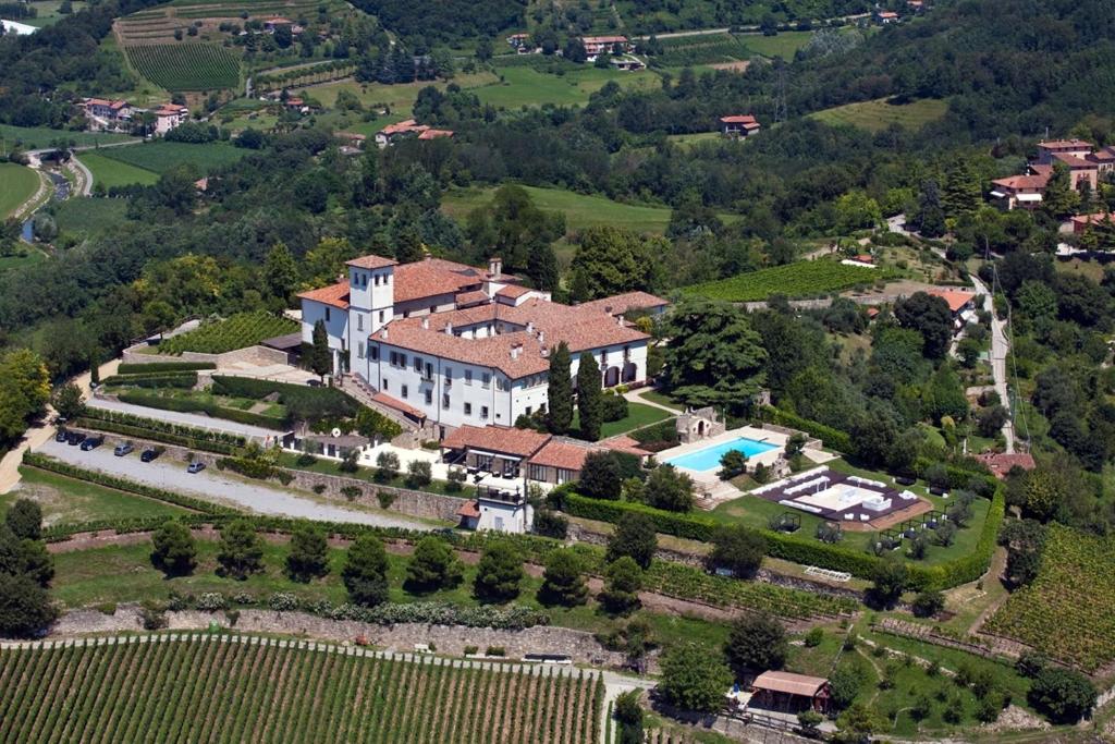 een luchtzicht op een groot huis met een tuin bij Castello degli Angeli in Carobbio degli Angeli