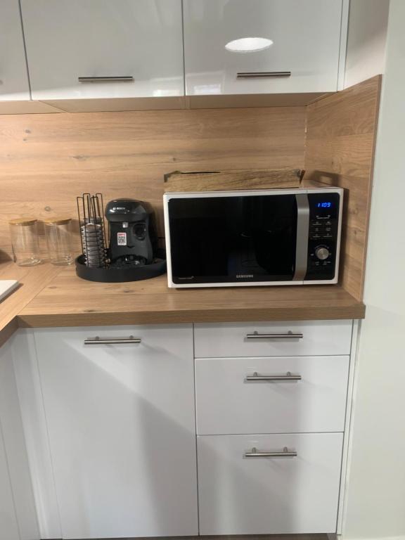 a microwave sitting on a counter in a kitchen at Appartement velouté in Dijon