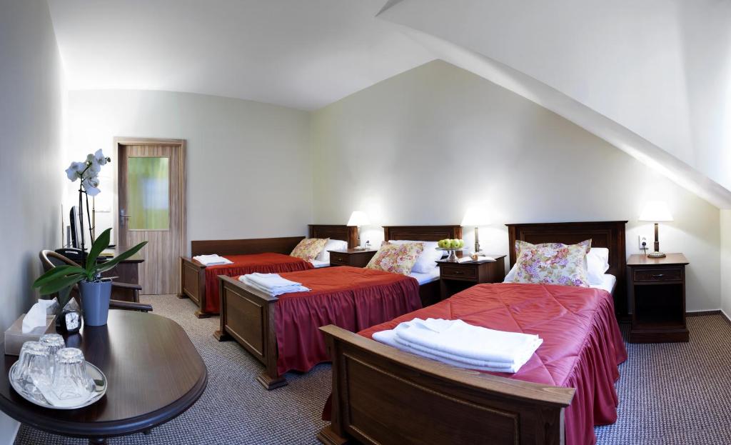 Postel nebo postele na pokoji v ubytování Hotel Pod Zamkem