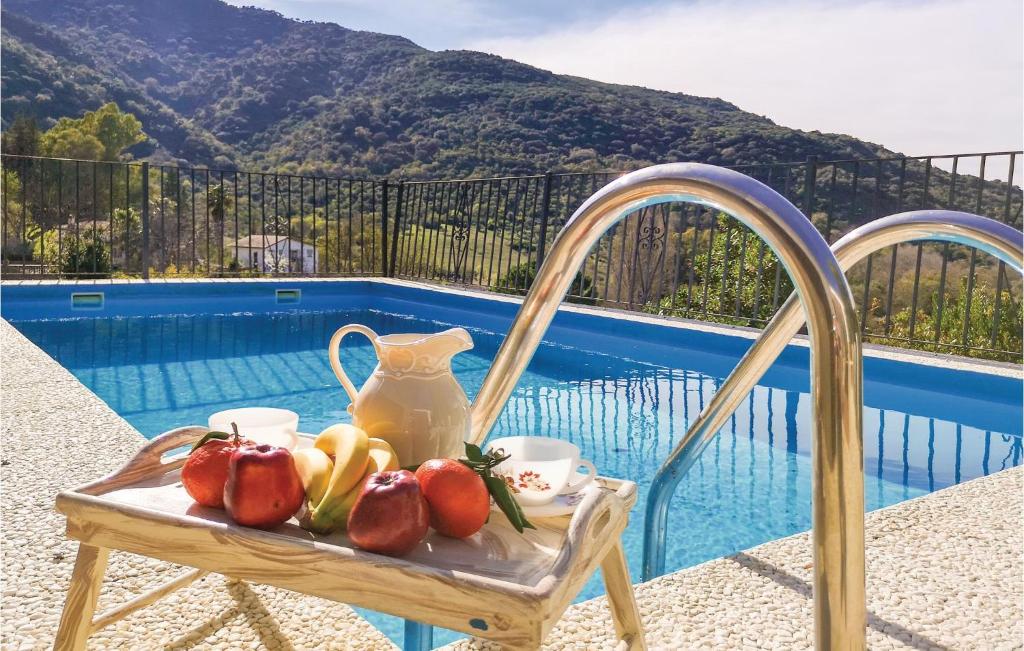 una bandeja de fruta en una mesa junto a la piscina en Amazing Home In Benamahoma With Outdoor Swimming Pool, en Benamahoma