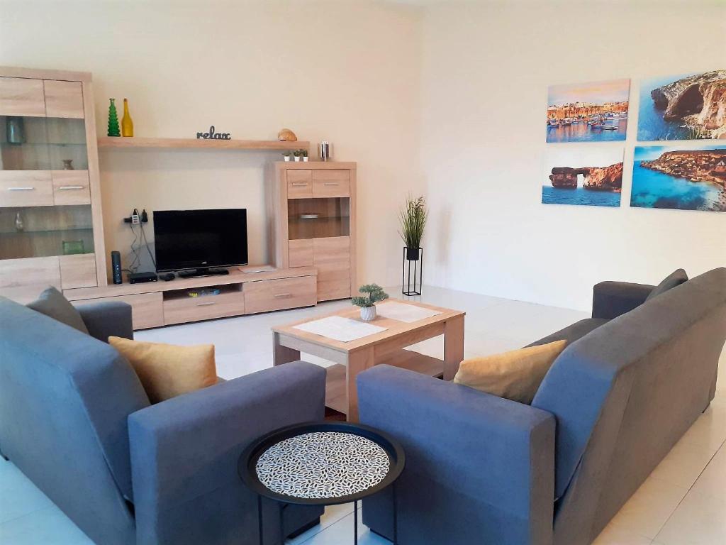 TV a/nebo společenská místnost v ubytování Nr41 Holiday Apartment - Close to Village Centre, Promenade, Shops & Restaurants