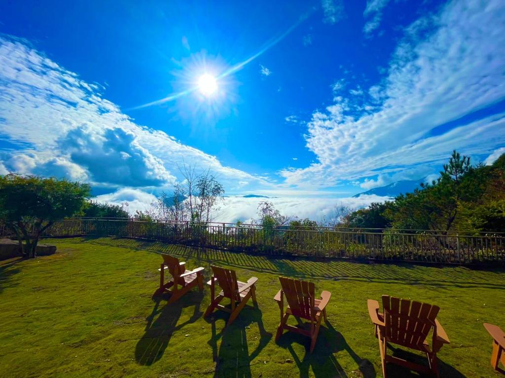 a group of chairs sitting on a grass field at Junyi Landscape Villa in Ren&#39;ai