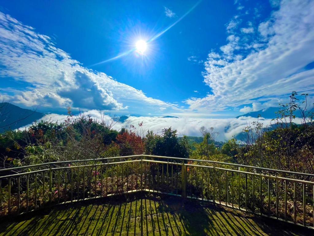a balcony with a view of the sun and clouds at Junyi Landscape Villa in Ren&#39;ai