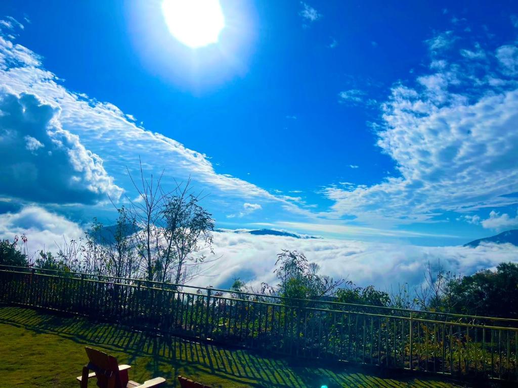 a view of the sun and clouds in the sky at Junyi Landscape Villa in Ren&#39;ai