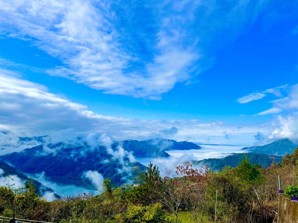 a view of the mountains and clouds in the sky at Junyi Landscape Villa in Ren&#39;ai