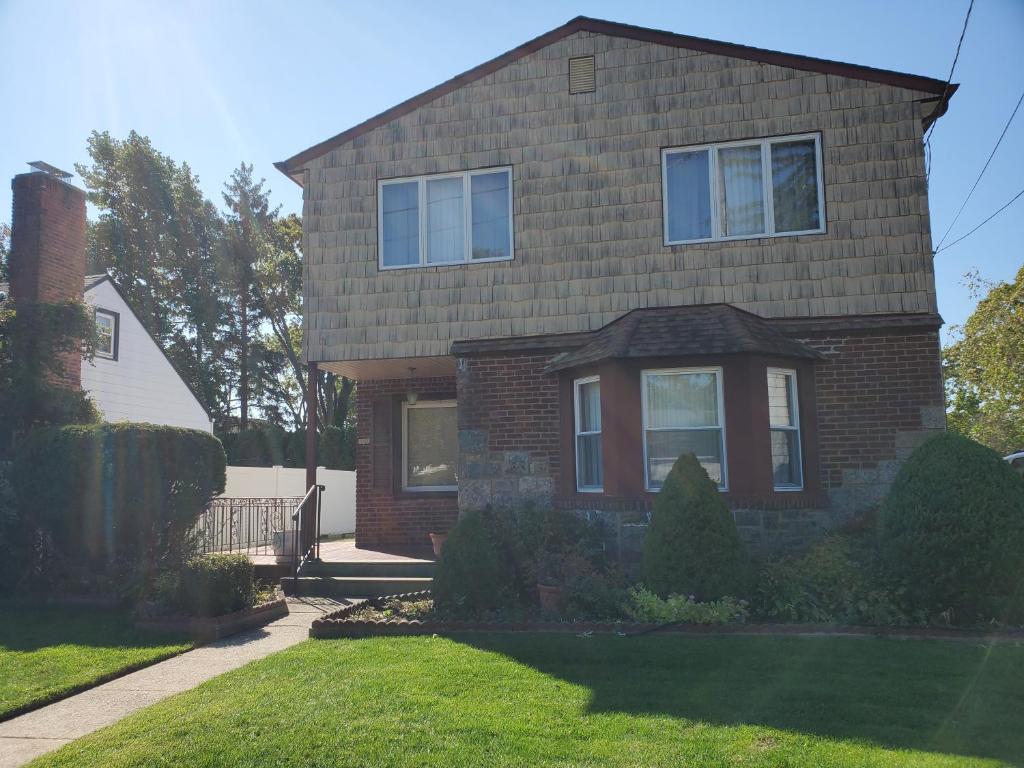 House near NYC with 3BR, 2BA, 2LR, Fpl, Deck/Patio - Housity