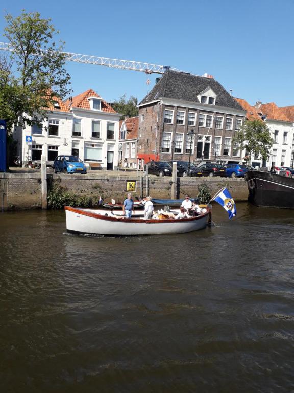 un grupo de personas en un barco en el agua en Thorbecke Canal View 42m2 Loft en Zwolle