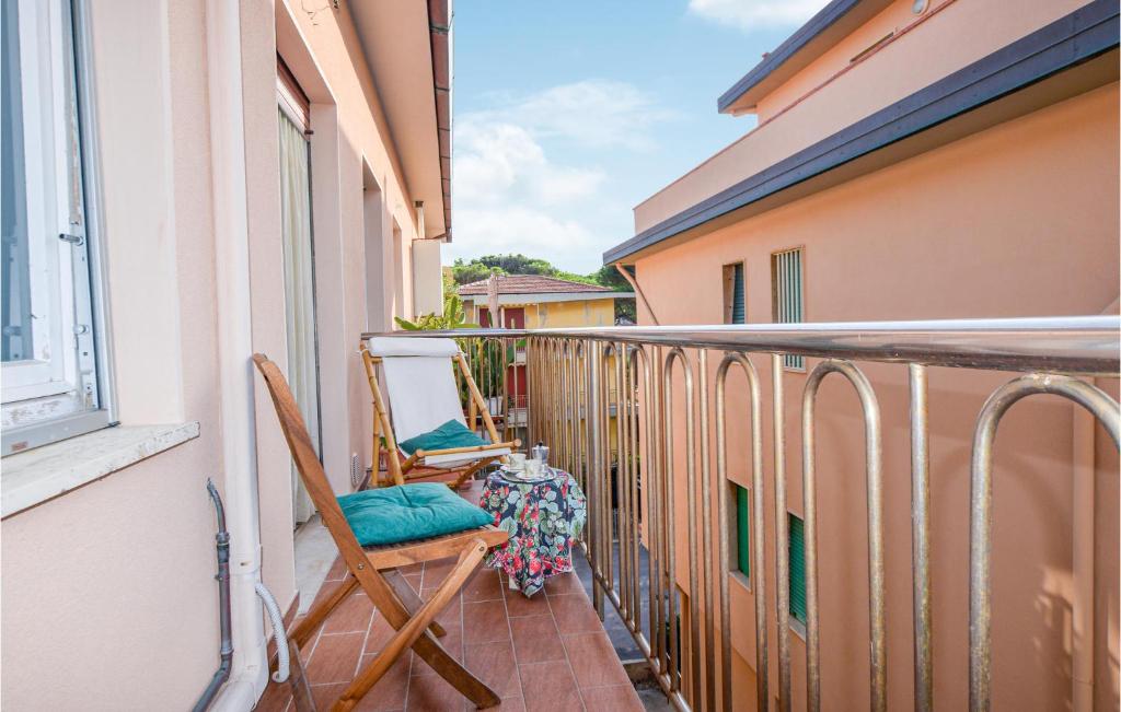 d'un balcon avec une chaise et une table. dans l'établissement Nice Apartment In Marina Di Castagneto C With Wifi, à Marina di Castagneto Carducci