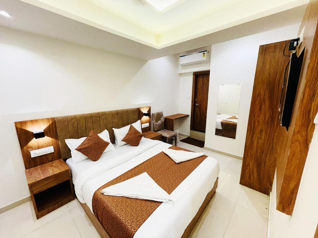 1 dormitorio con 1 cama en una habitación en HOTEL BLACK BURN en Bombay