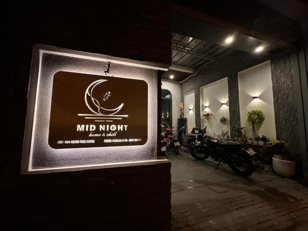 カントーにあるMID NIGHTの建物脇の夜中の看板