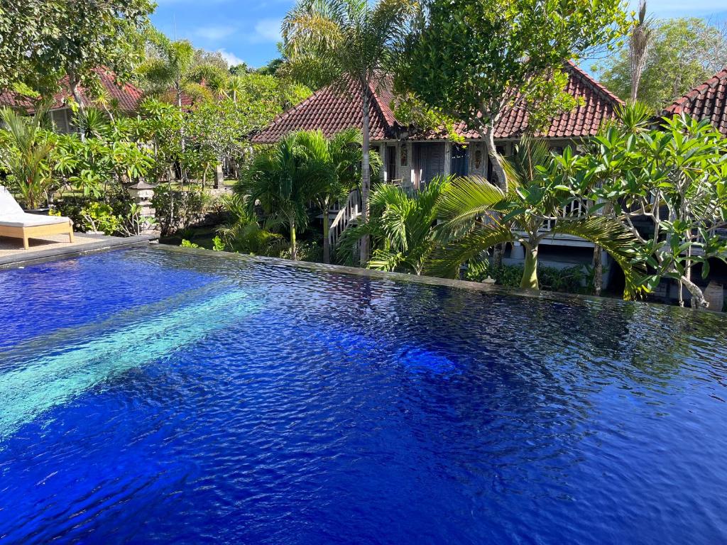 a swimming pool in front of a villa at The Ocean Sunset Villas Ceningan in Nusa Lembongan