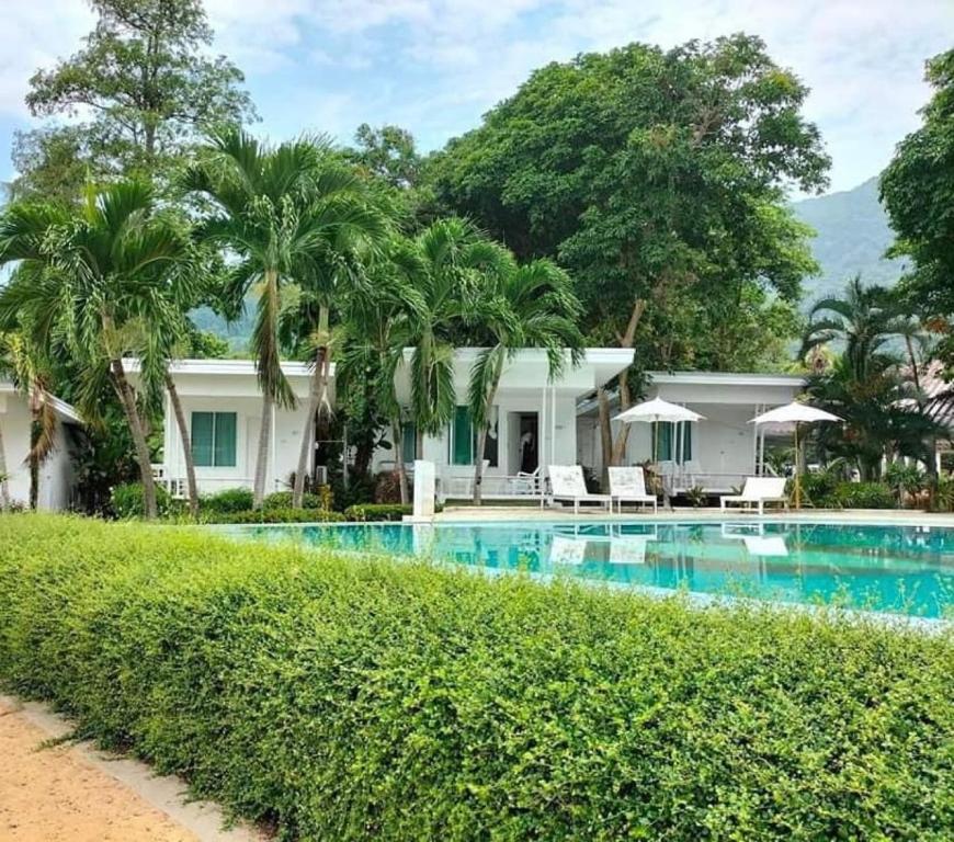 Бассейн в White house bailan resort или поблизости