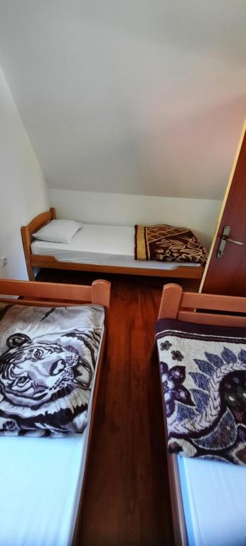 Postel nebo postele na pokoji v ubytování Katun Mokra accommodation & horseback riding