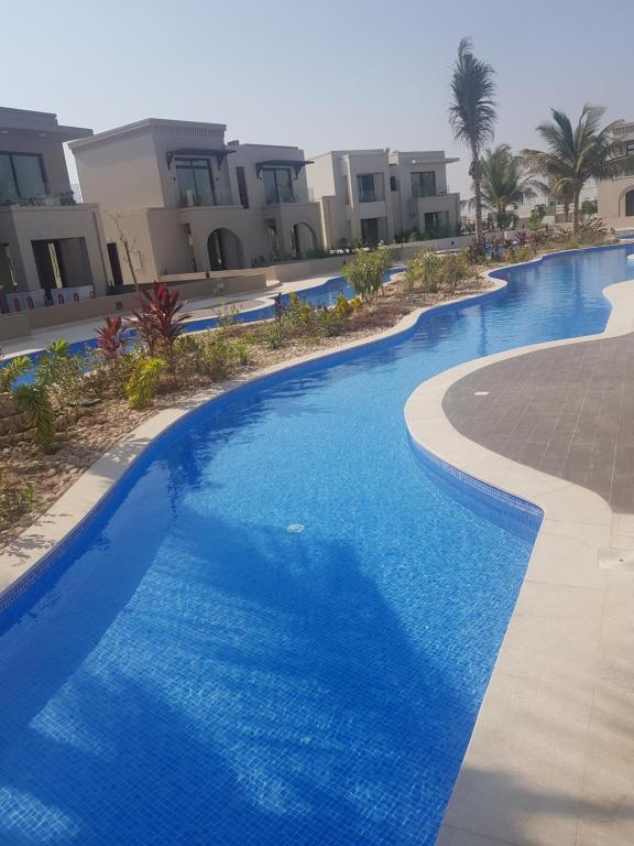 Bazén v ubytování Hawana Salalah Lake View Villa 22 nebo v jeho okolí