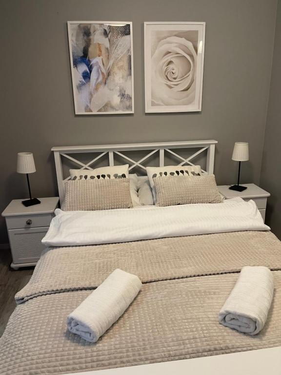 Willa Kora في شتوروك: غرفة نوم بسريرين عليها مناشف