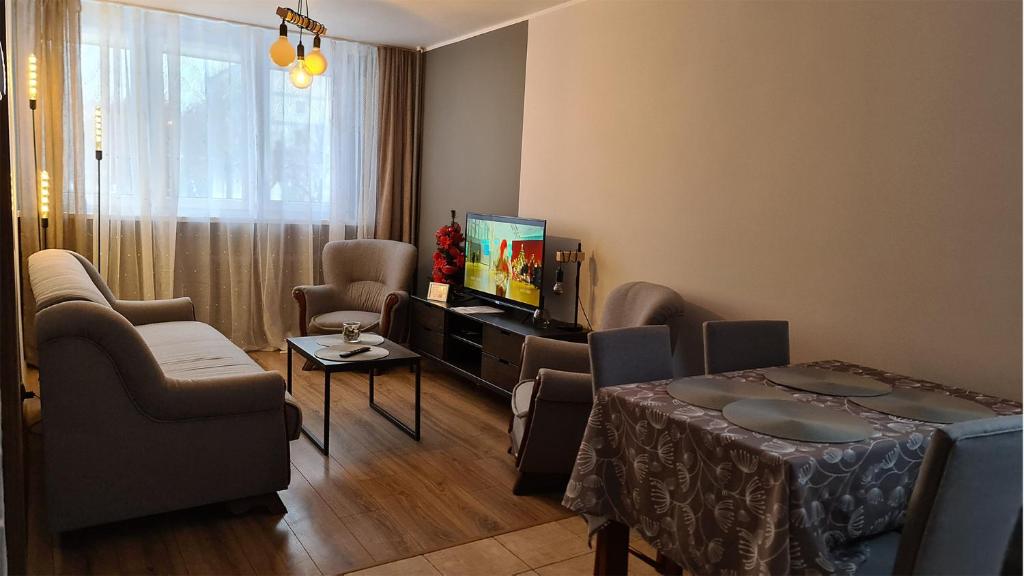 Televízia a/alebo spoločenská miestnosť v ubytovaní Spokojny Wypoczynek 4