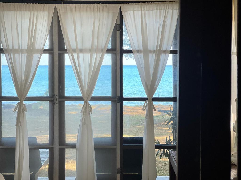 uma vista para o oceano a partir de uma janela em Ta-Lay Time KohMak em Ko Mak