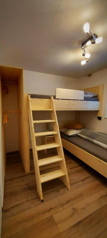 Palanda nebo palandy na pokoji v ubytování Haus Wibmer