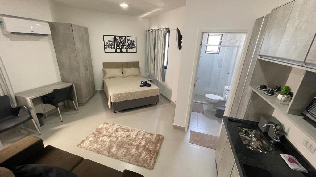 Habitación pequeña con cama y baño. en Apartamento Locação Temporada em Foz do Iguaçu, en Foz do Iguaçu