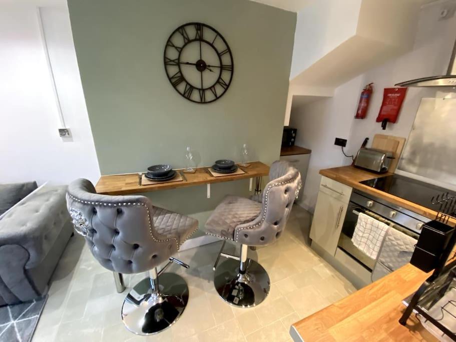 Köök või kööginurk majutusasutuses Cardiff Coach House with Hot Tub & Log Fire
