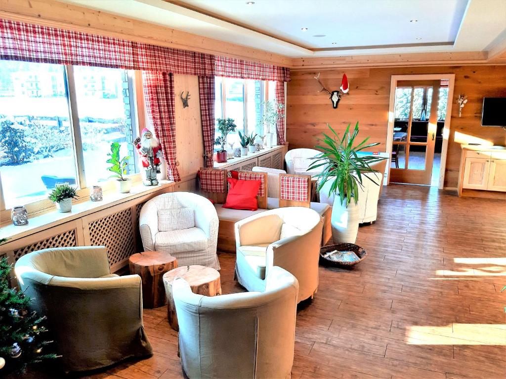 A seating area at Alphotel Mittersill # inklusive Sommercard #