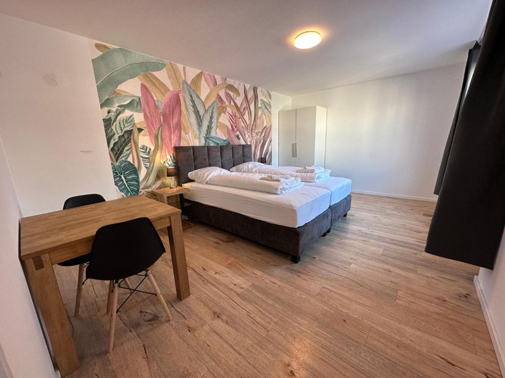 um quarto com uma cama com um quadro na parede em Großzügige Wohnung am Stadtrand em Wurtzburgo