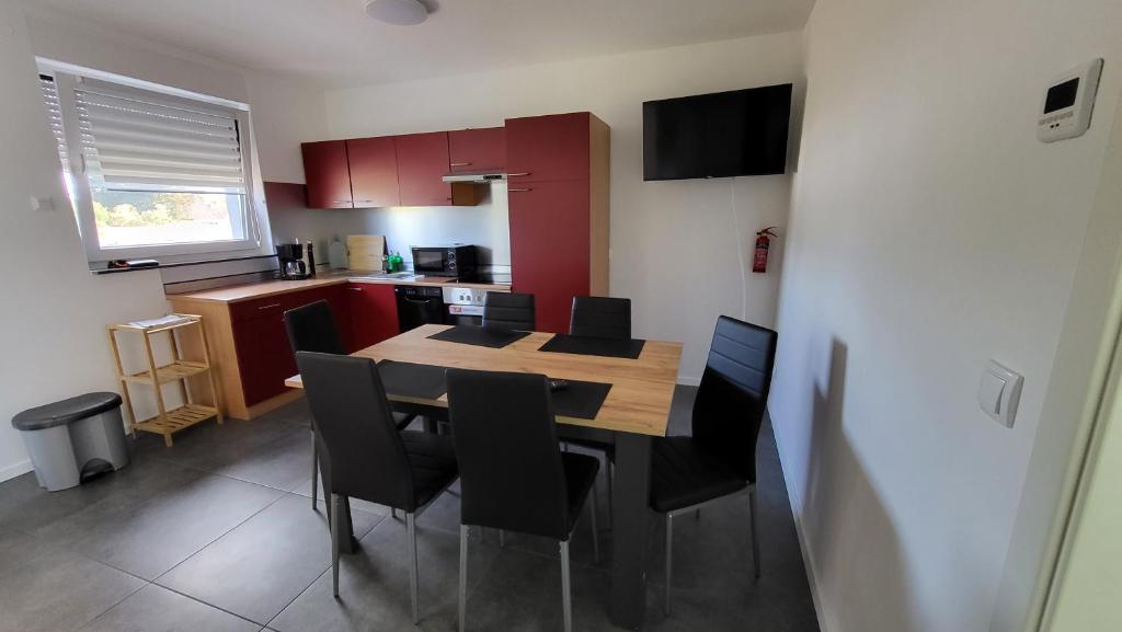 a kitchen with a table and chairs in a room at Ferienwohnung-Irxleben in Irxleben