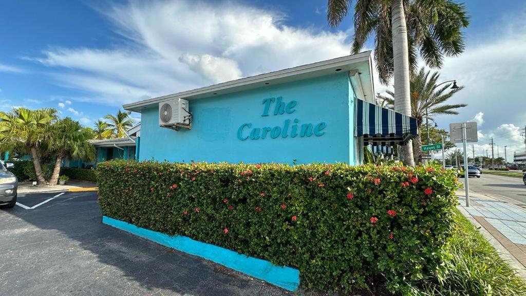 好萊塢的住宿－The Caroline，前面有灌木的蓝色建筑