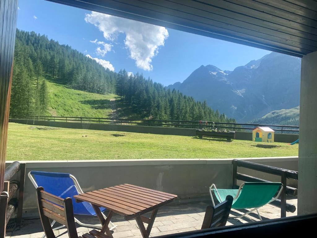 a table and chairs on a balcony with a view of a mountain at Cervinia Ski In Ski Out - Studio with Terrace in Breuil-Cervinia