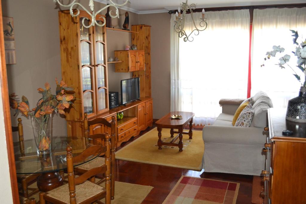 sala de estar con sofá y mesa en Coqueto Duplex en Vilagarcía de Arousa centro, en Vilagarcía de Arousa