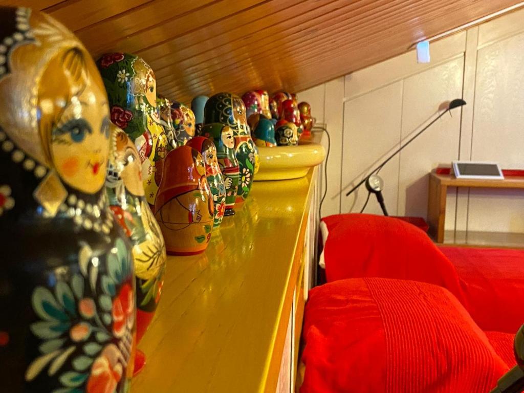 una fila de jarrones coloridos en un mostrador en una habitación en Matrioska House B&B, en Imola