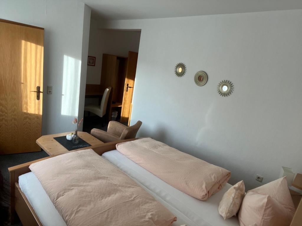 Postel nebo postele na pokoji v ubytování Sevda's Hotel Garni Weinforth