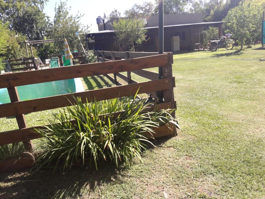 een houten hek in een tuin met een plant bij Sueño Bonito in San Andrés de Giles