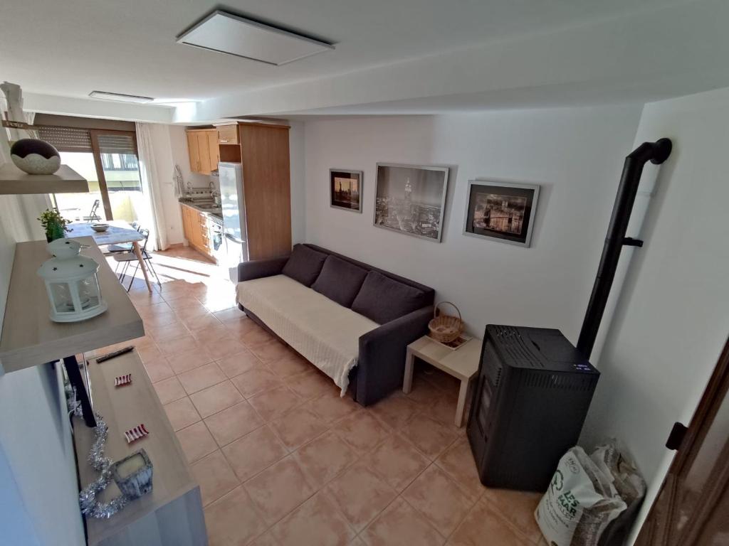 uma sala de estar com um sofá e uma mesa em Casa Carla vute-22-056 em Valdelinares