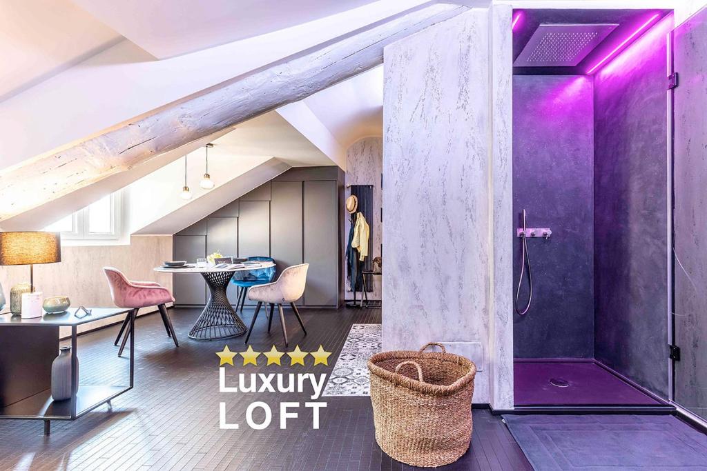 sala de estar con paredes de color púrpura, mesa y sillas en VIA DELLA SPIGA N50 - Luxury Loft in the Heart of the Fashion District, en Milán