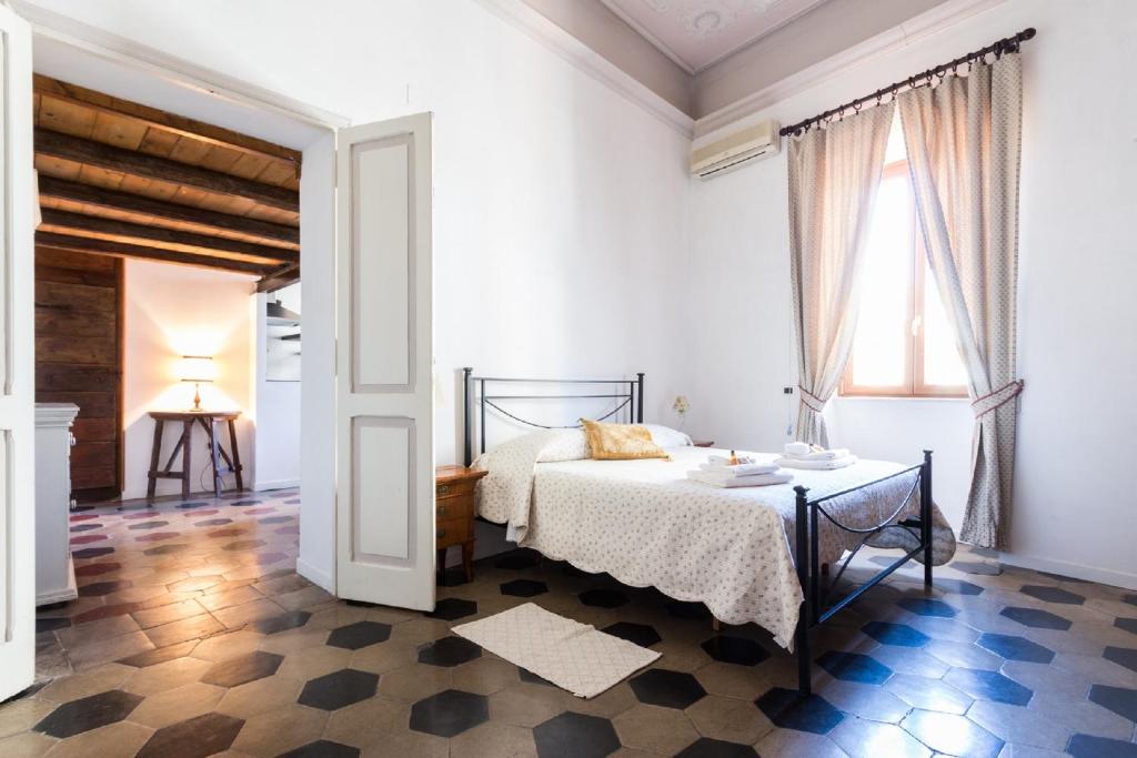 ローマにあるSunny Apartment Navona Squareの白いベッドルーム(ベッド1台、テーブル付)