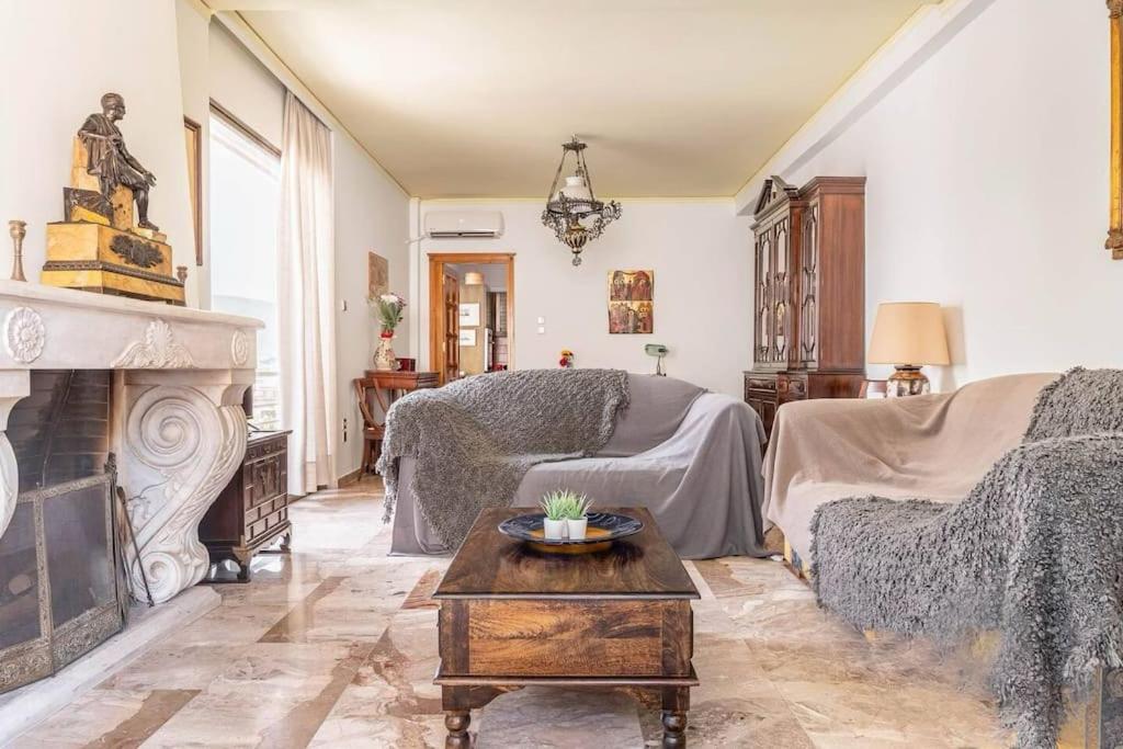 Posedenie v ubytovaní Unique Spacious new 3BDR apt in Mouson/Filopappou