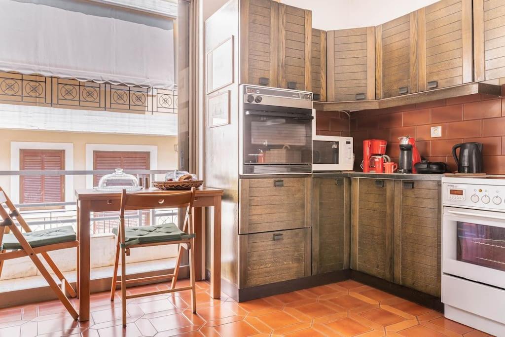 Kuchyňa alebo kuchynka v ubytovaní Unique Spacious new 3BDR apt in Mouson/Filopappou