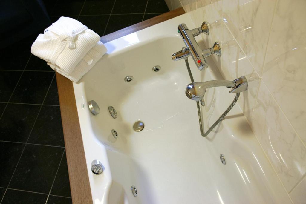 Koupelna v ubytování Hotel Royal