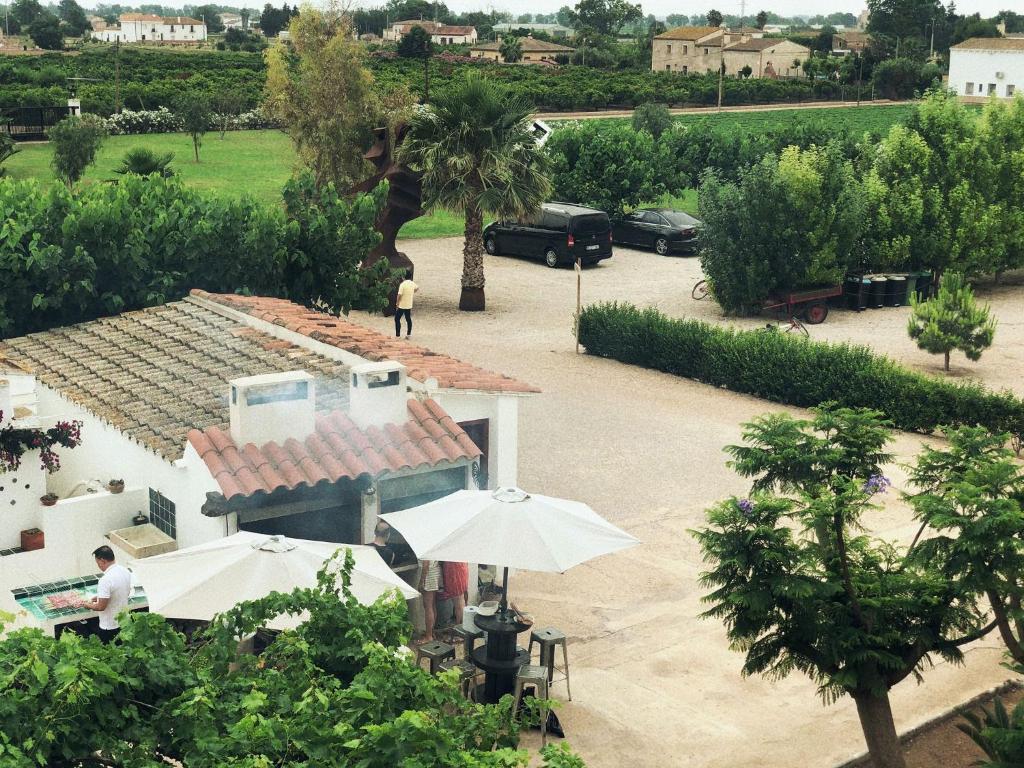 una vista aérea de una casa con dos sombrillas en Masia Botargo en L'Aldea