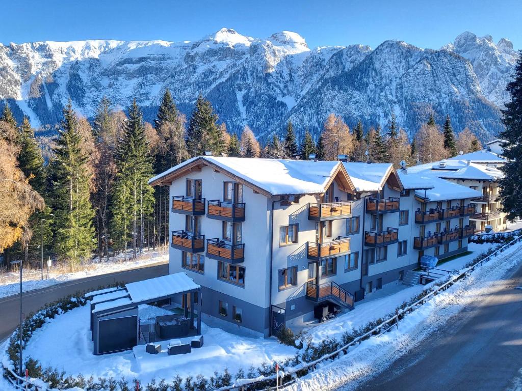 un edificio de apartamentos en las montañas con nieve en Hotel Fantelli, en Folgarida