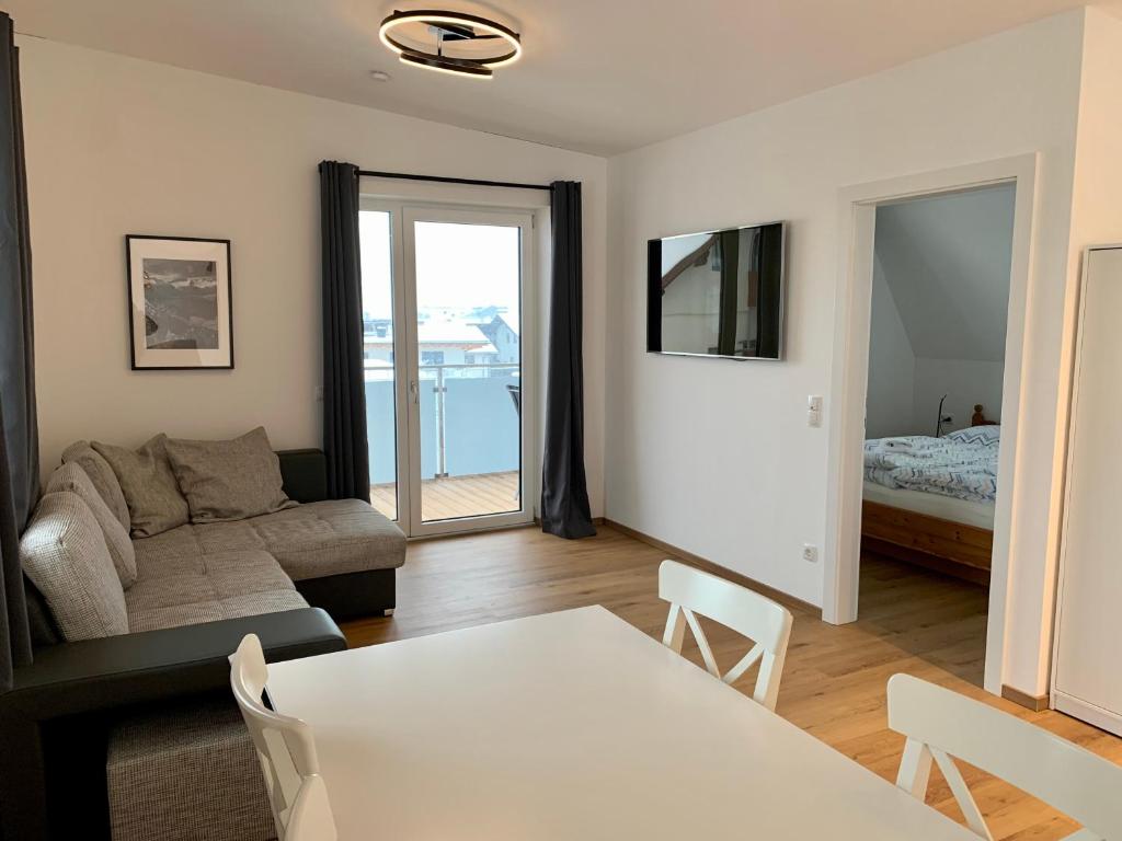 uma sala de estar com um sofá e uma mesa em Apartments Oliver, Axams em Innsbruck