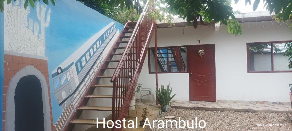 eine Treppe, die zu einem Gebäude führt, auf dem ein Bus gemalt ist in der Unterkunft Hostal Arámbulo in Villavieja