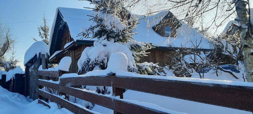 Chata drewniana Stefanówka v zimě