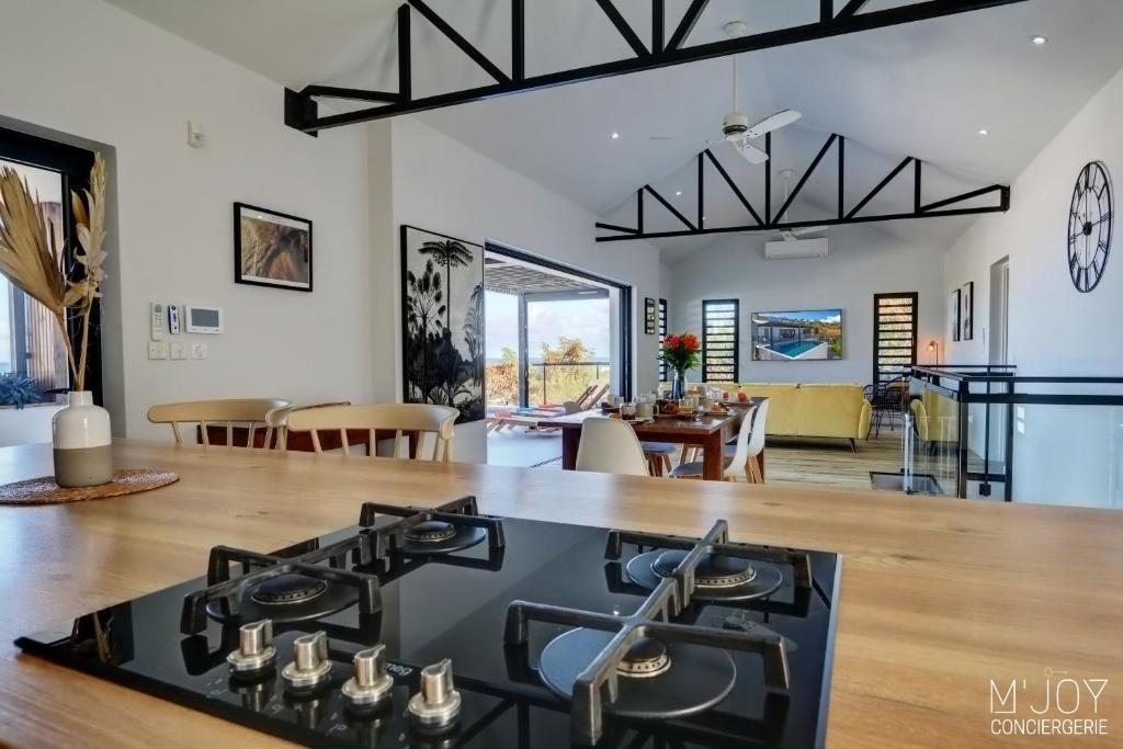 una cucina e un soggiorno con piano cottura di Villa Azur Saint-Gilles - La Réunion - Seaview, Pool, Beach & BBQ! a Saint-Gilles-les Bains