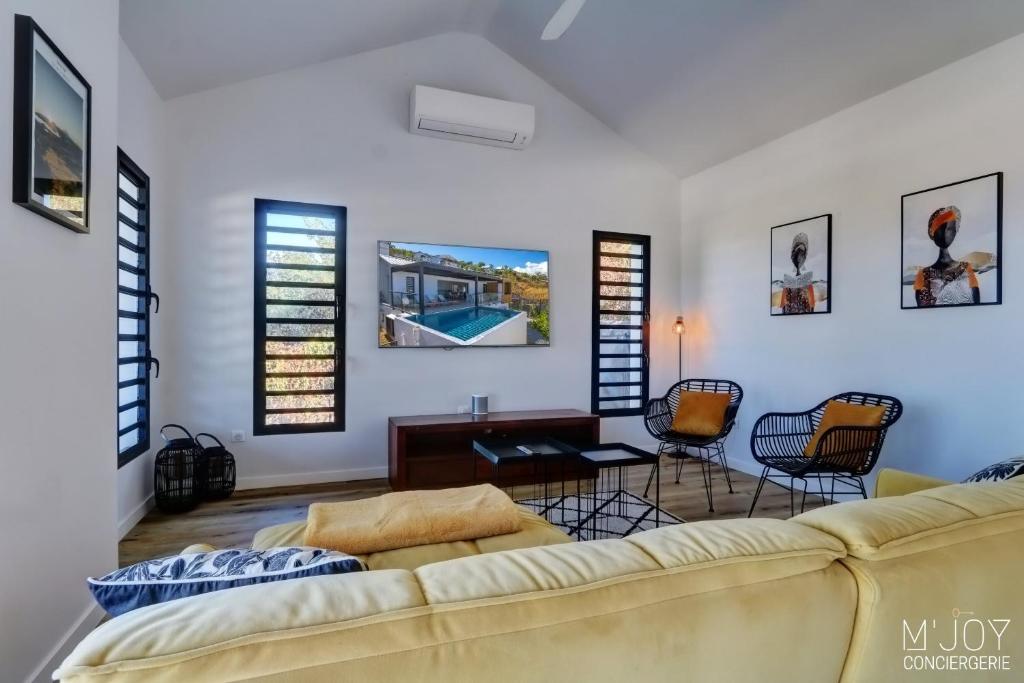 Area soggiorno di Villa Azur Saint-Gilles - La Réunion - Seaview, Pool, Beach & BBQ!