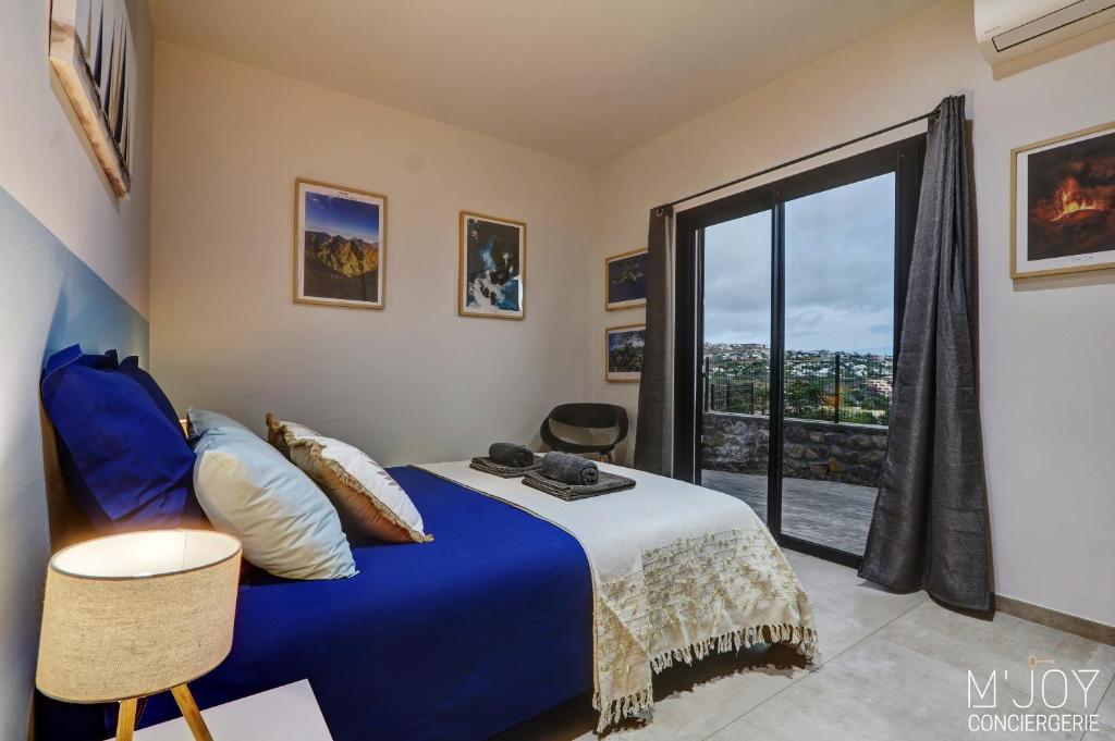 Letto o letti in una camera di Villa Azur Saint-Gilles - La Réunion - Seaview, Pool, Beach & BBQ!