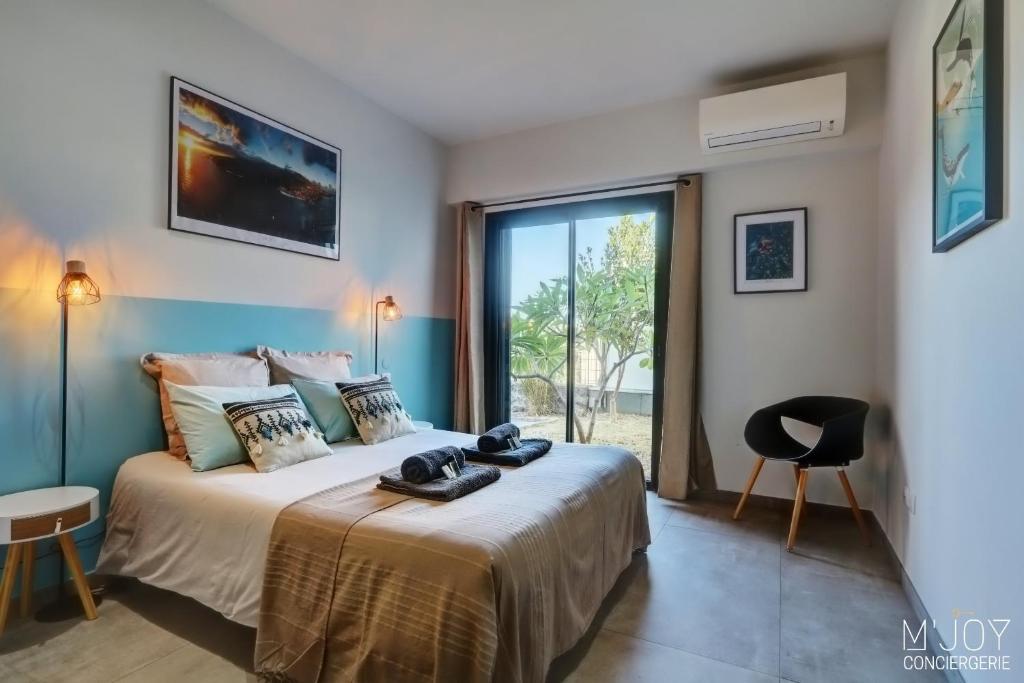Letto o letti in una camera di Villa Azur Saint-Gilles - La Réunion - Seaview, Pool, Beach & BBQ!